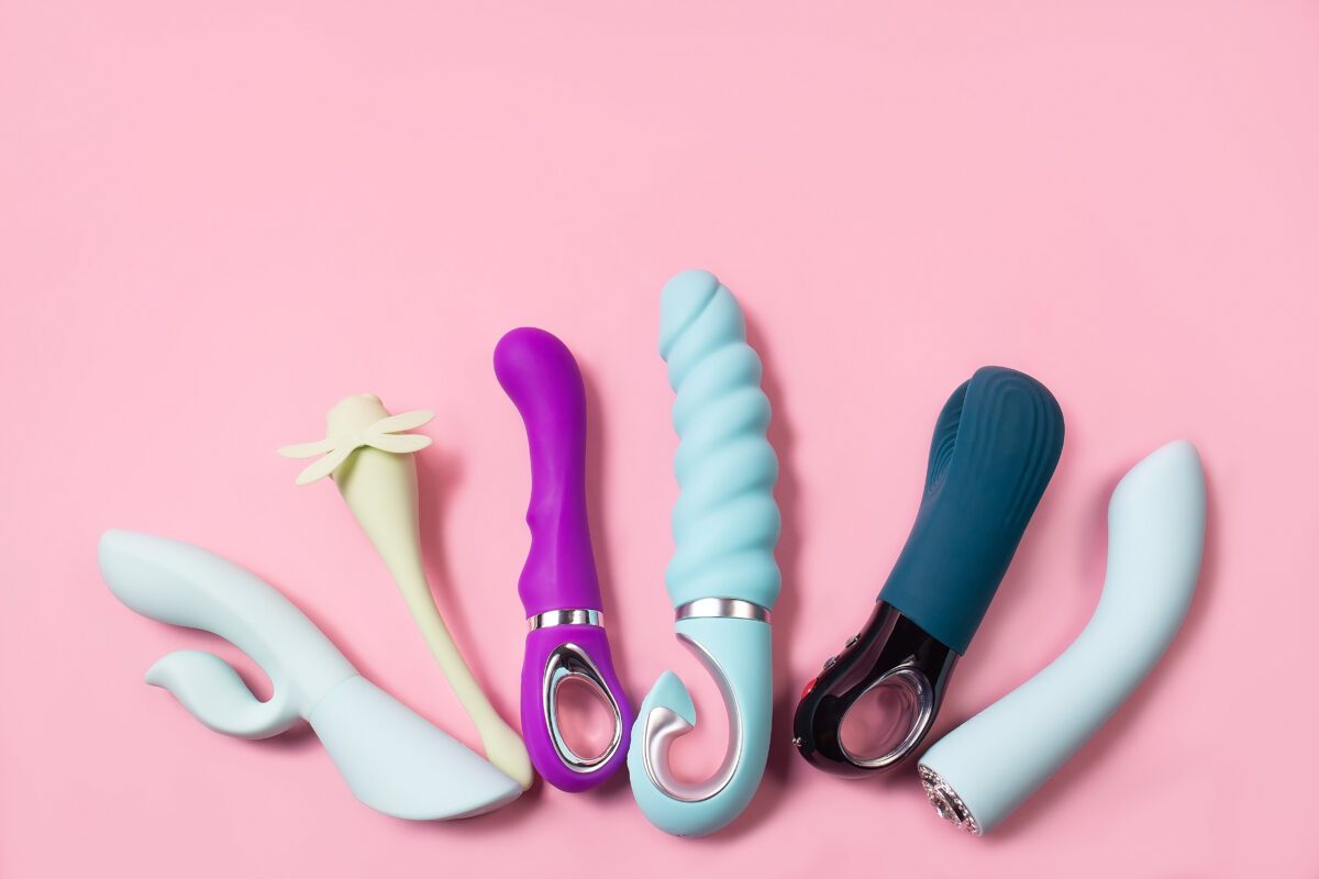 sobre un fondo rosa producto sexual, un juguete para adultos
