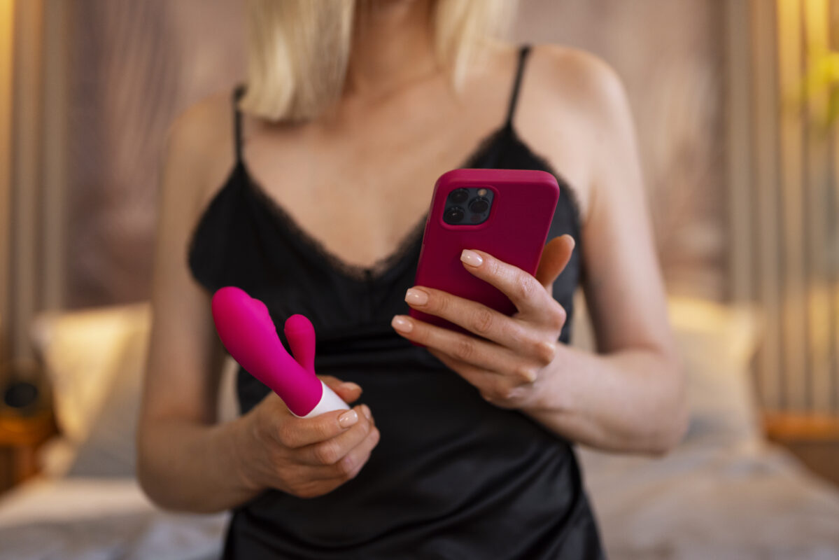 Mujer comprando juguetes para adultos online