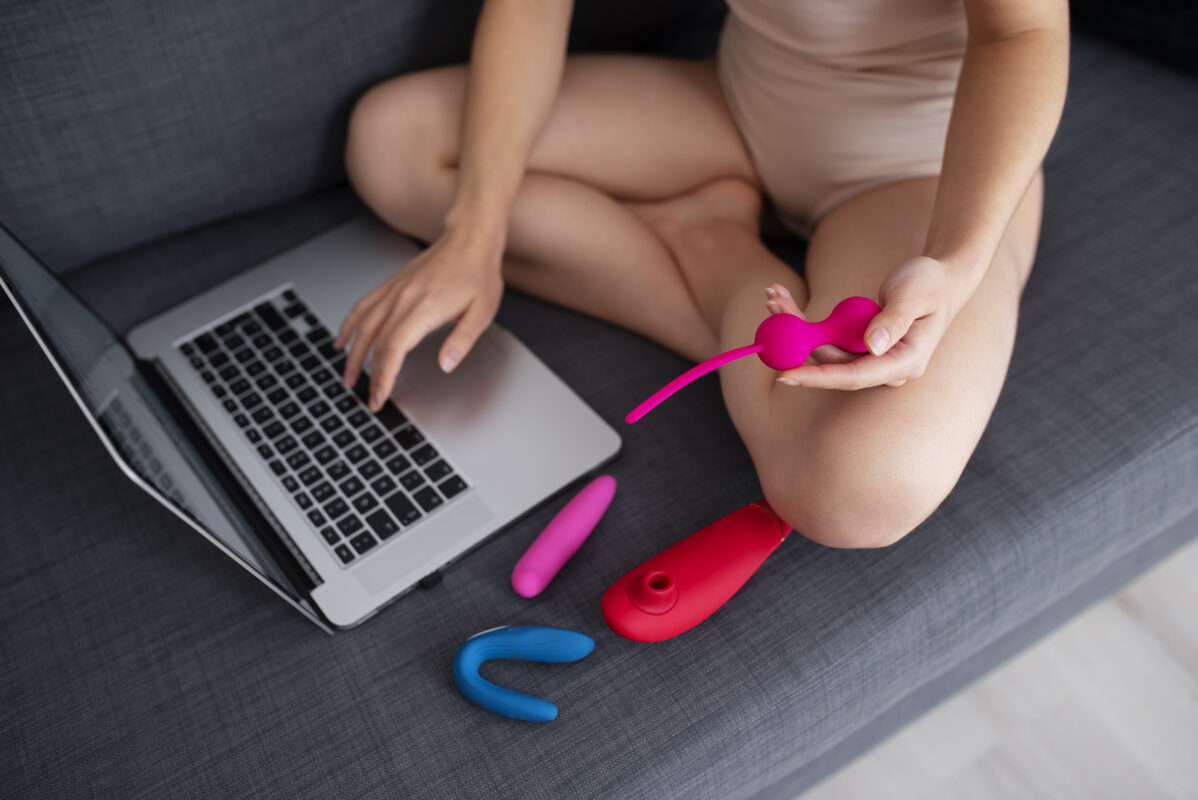 Mujer aprendiendo a Comprar Juguetes Sexuales Online en México